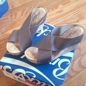 Lucky Brand metallic stretch sandals 6M